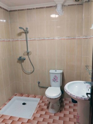 Sovsal (1 bed in a 6 persons shared room) | Badrum | Handdukar