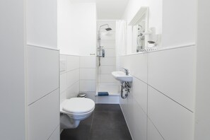Een douche, een haardroger, handdoeken