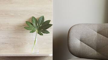 Une surface en bois sur laquelle se trouve un vase transparent contenant une plante.