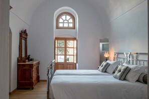 Grand appartement, bubbelbad | Een kluis op de kamer, individueel gedecoreerd, individueel gemeubileerd