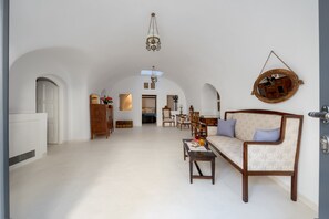 Apartamento familiar, bañera de hidromasaje | Zona de estar | Una televisión de pantalla plana