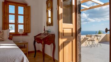 Honeymoon Suite, Jetted Tub | In-room safe, individually decorated, individually furnished, desk