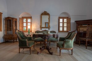 Apartamento Grand, bañera de hidromasaje | Zona de estar | Una televisión de pantalla plana