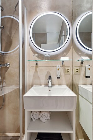 Habitación Signature | Baño | Artículos de higiene personal gratuitos, secador de pelo y toallas