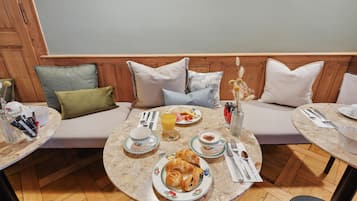 Petit déjeuner buffet (15 CHF par personne)