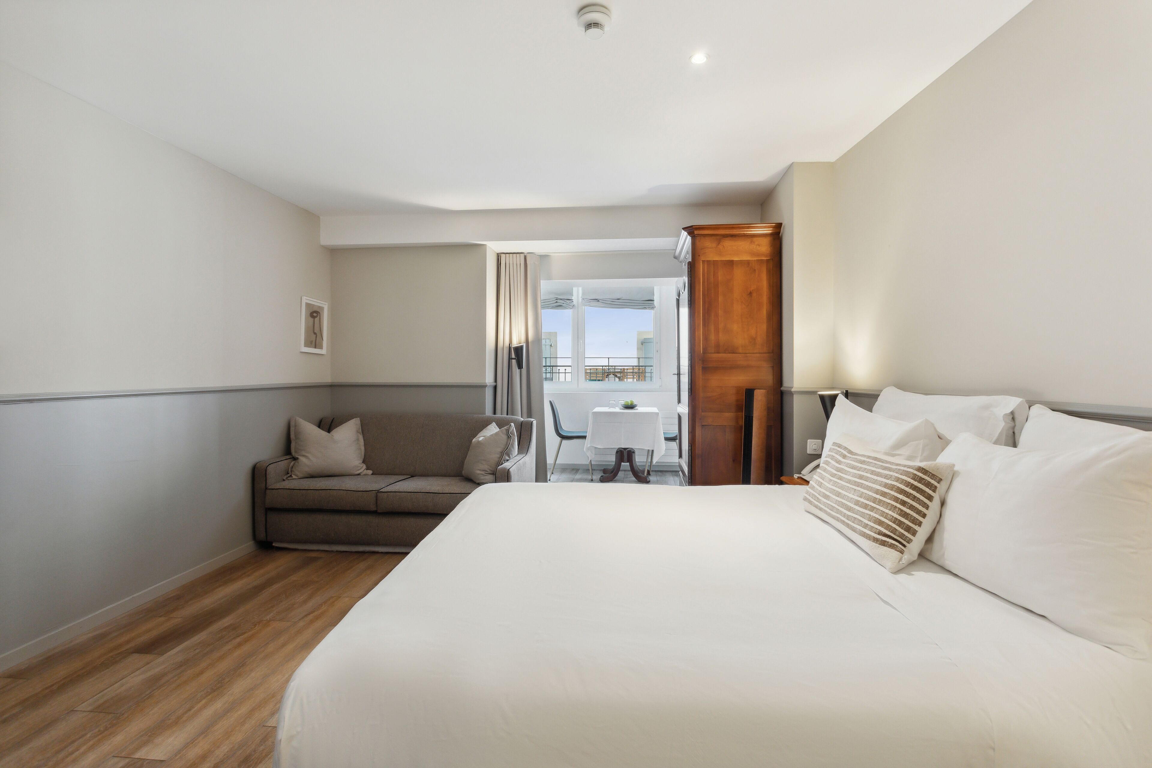 ジュニア スタジオスイート | セーフティボックス (室内)、客室ごとに異なる装飾、客室ごとに異なるインテリア、デスク