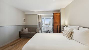 Junior Studio Suite | In-room safe, individually decorated, individually furnished, desk