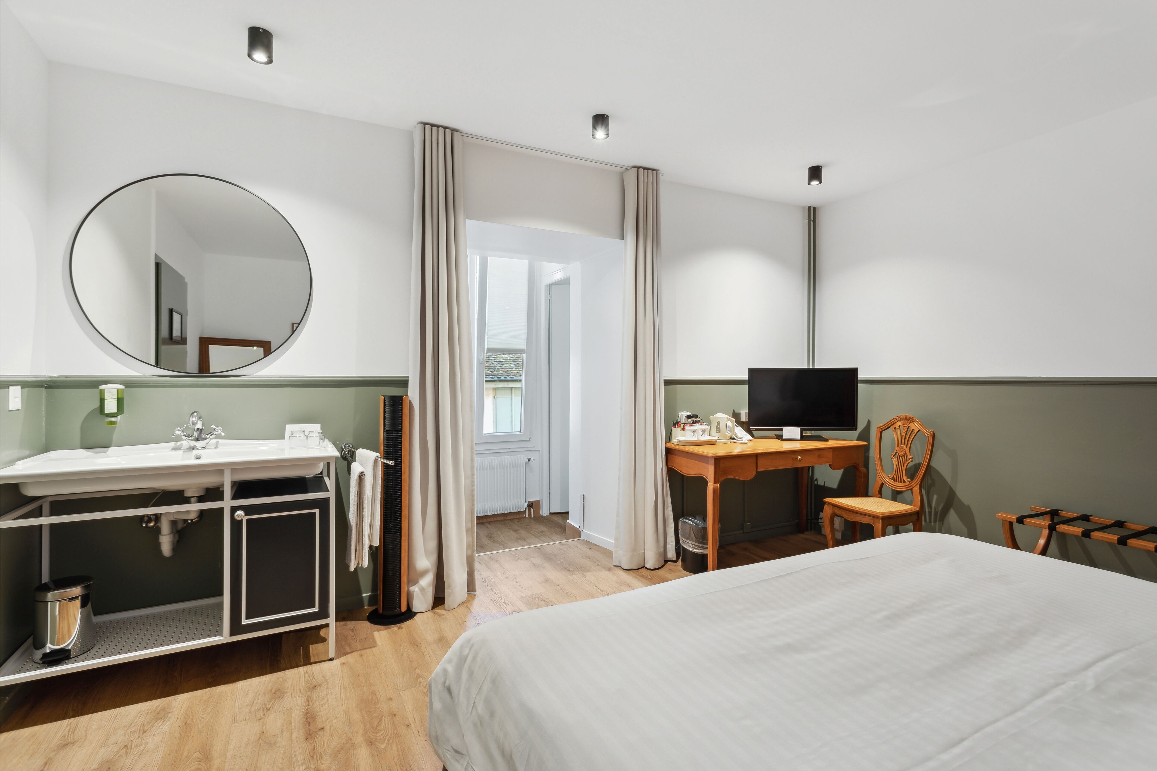 classic double room | 1 bedroom, in-room safe, individually decorated, individually furnished