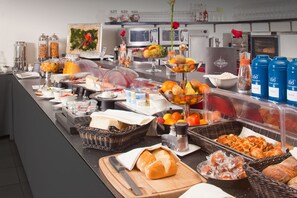 Frokostbuffé hver dag (mot et tillegg)