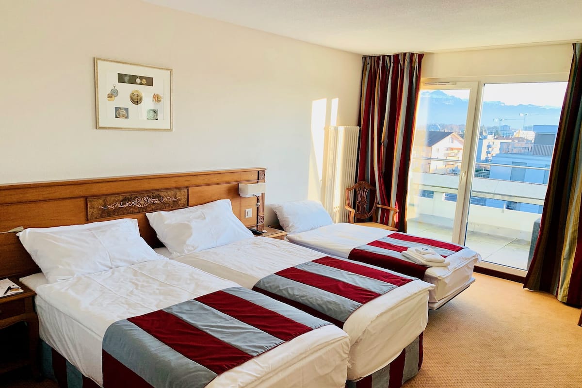 Select Comfort beds, in-room safe, desk, soundproofing