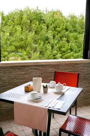 Free daily buffet breakfast