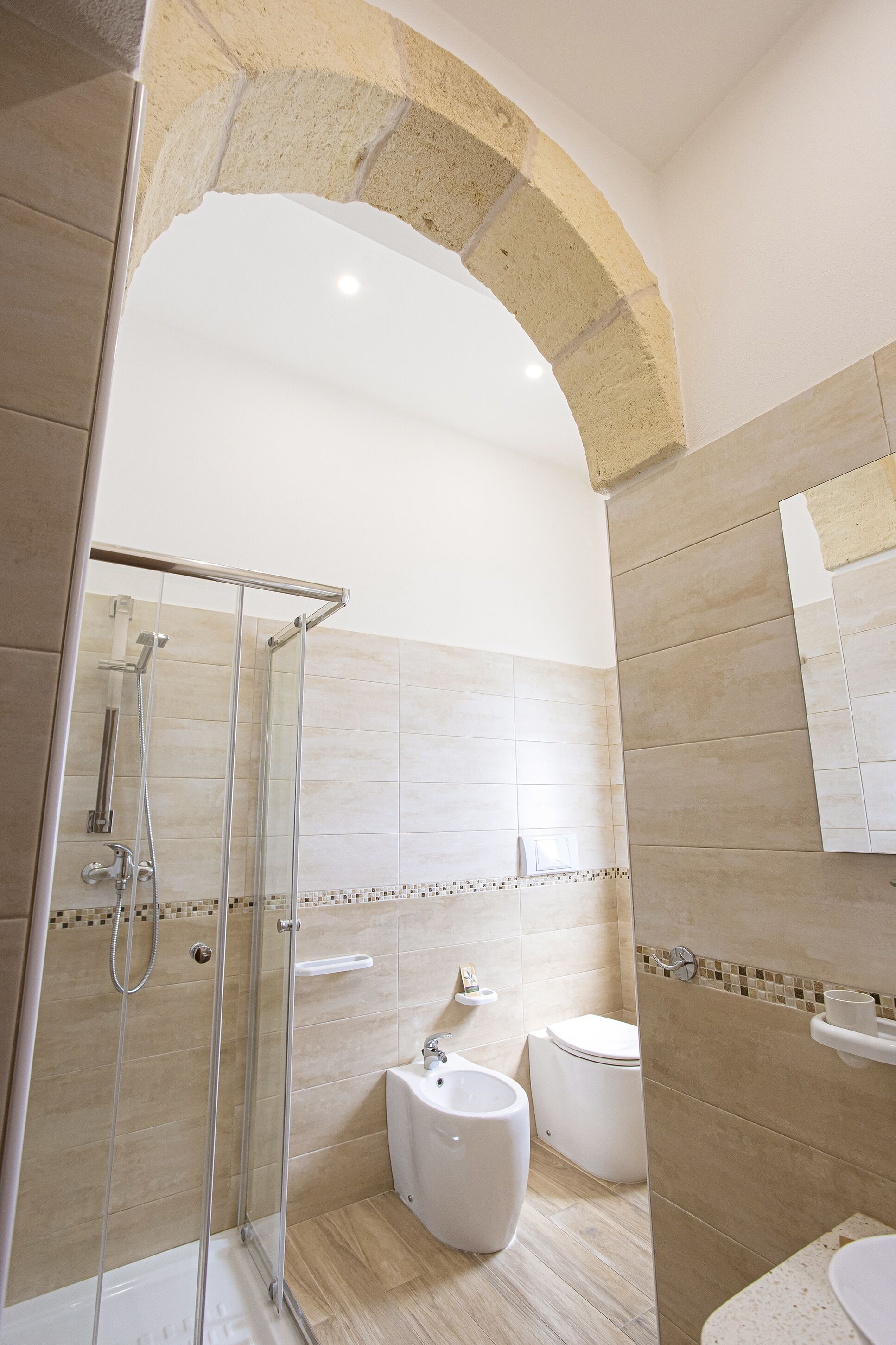 Ducha, artículos de tocador gratuitos, secador de pelo, bidet