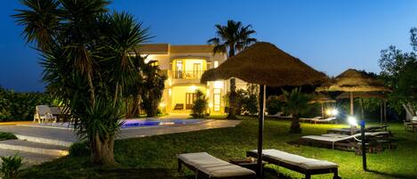 Fachada da propriedade à noite