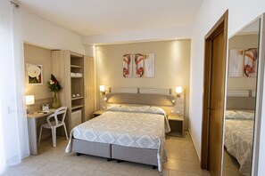 Dobbeltrom, terrasse | Skrivebord, lydisolert, strykejern/-brett og wi-fi (inkludert)