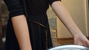 A person holding a tray with food items. - Agriturismo Bio I Rondinelli (Arcidosso)