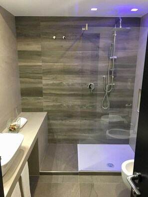 Superior Double Room | Bathroom | Shower, free toiletries, hair dryer, bidet - Duomo Residence (Naples)
