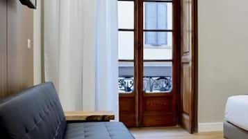 Quarto casal superior | Área de estar | TV de tela plana 40 polegadas com canais digitais, TV