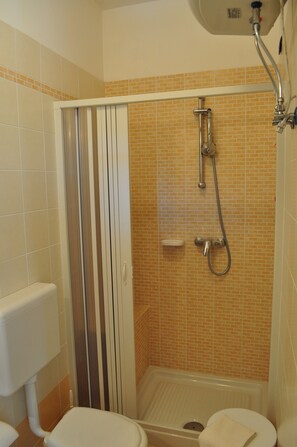 Shower, free toiletries, hair dryer, bidet