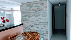 Apartamento família, 3 quartos | Sala de estar | TV de tela plana
