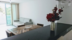 Apartamento família, 3 quartos | Cozinha americana privada | Geladeira, micro-ondas, cooktop, chaleira elétrica