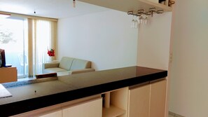 Quarto quádruplo standard | Área de estar | TV de tela plana