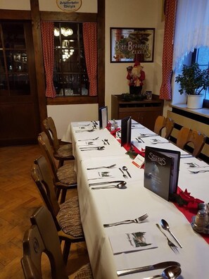 Petit déjeuner, déjeuner et dîner servis sur place