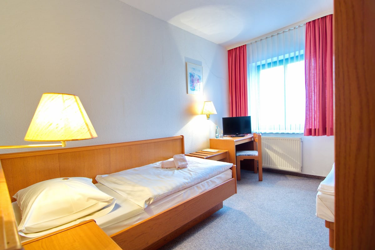 Standard-Einzelzimmer | Schreibtisch, Bügeleisen/Bügelbrett, kostenlose Babybetten