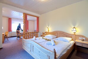 Standard Suite | Desk, iron/ironing board, free cribs/infant beds, rollaway beds - Hotel zur Hoffnung (Werther)