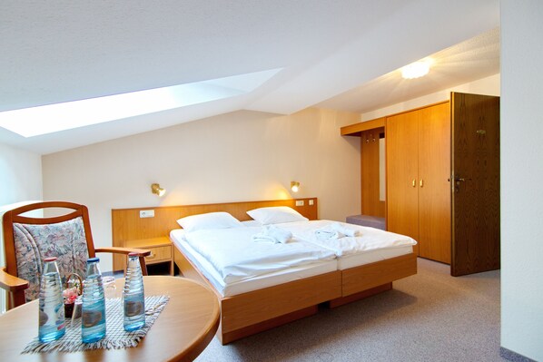 Desk, iron/ironing board, free cots/infant beds, rollaway beds - Hotel zur Hoffnung (Werther)
