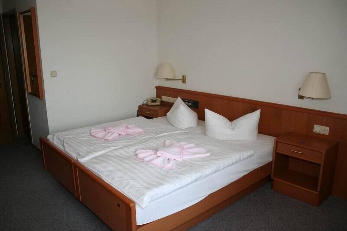 Kamar Double Standar | Meja kerja, setrika/meja setrika, dan tempat tidur bayi gratis