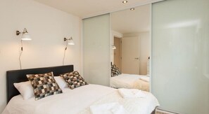 Appartement exécutif, 1 chambre, salle de bain privée, vue sur la ville | 1 chambre, décor unique, ameublement unique, bureau