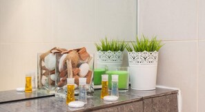 Bathtub, free toiletries, hair dryer, towels