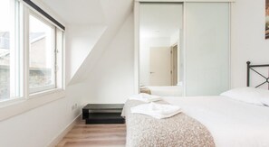 Appartement classique, 1 chambre, salle de bain privée, vue sur la ville | 1 chambre, décor unique, ameublement unique, bureau