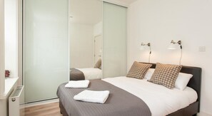 Appartement Deluxe, 1 chambre, salle de bain privée, vue sur la ville | 1 chambre, décor unique, ameublement unique, bureau
