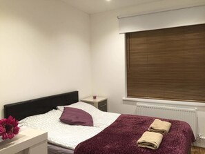 Individually decorated, individually furnished, iron/ironing board - Whitechapel Guest House (London)
