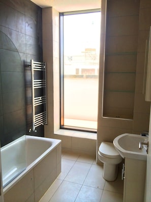 Habitación individual urbana, balcón, vista a la ciudad (Shared Bathroom) | Baño | Amenidades de baño gratuitas, secadora de cabello, toallas 