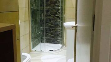 Artículos de tocador gratuitos, secador de pelo, toallas