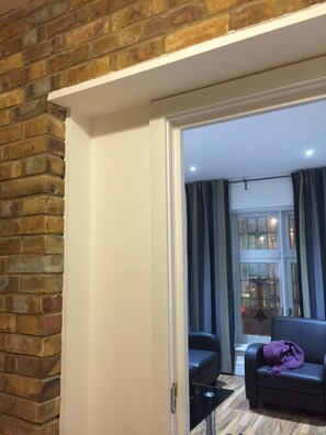 City eenpersoonskamer, balkon, uitzicht op de stad (Shared Bathroom) | Individueel gedecoreerd, individueel gemeubileerd