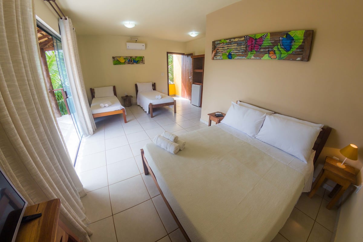 Familiekamer, meerdere bedden, balkon | 1 slaapkamer, een minibar, een laptopwerkplek, gratis wifi