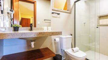 Un baño con ducha, inodoro y lavabo.