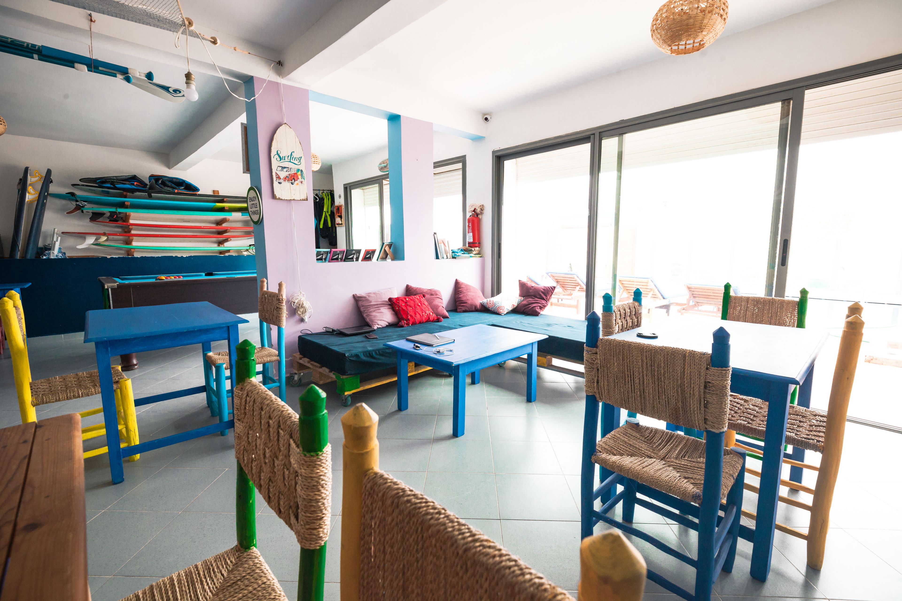 Aamiainen, lounas ja illallinen; paikallinen ja kansainvälinen keittiö 