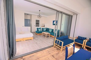 Luksussuite, havutsikt | Oppholdsområde | Flatskjerm-TV