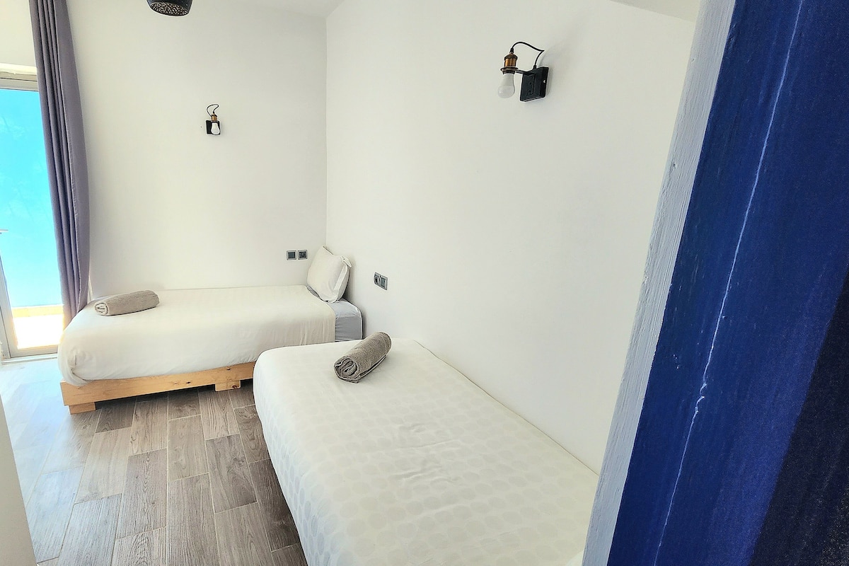 Premium bedding, in-room safe, iron/ironing board, free WiFi