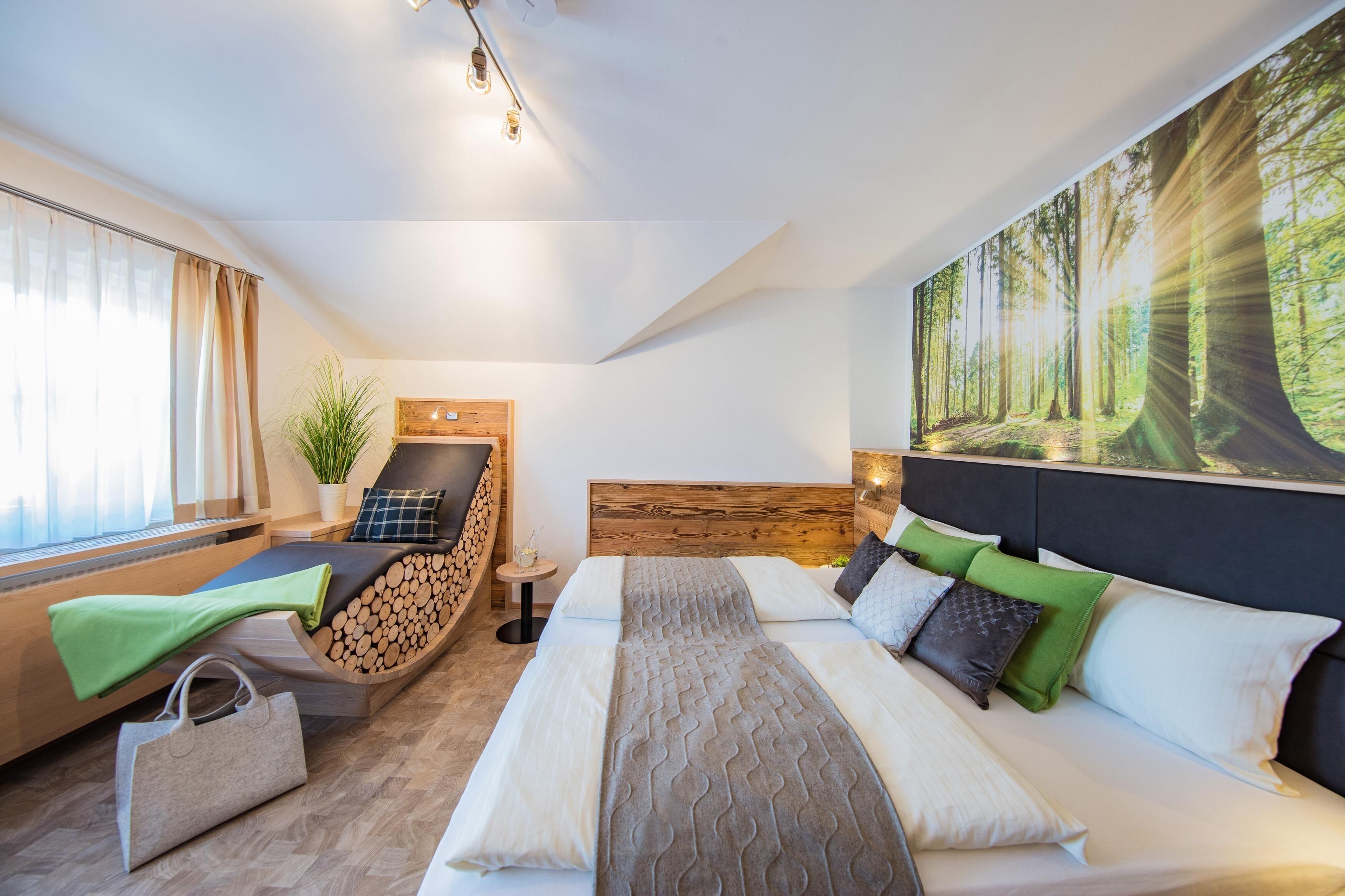 deluxe studio suite | living area | flat-screen tv