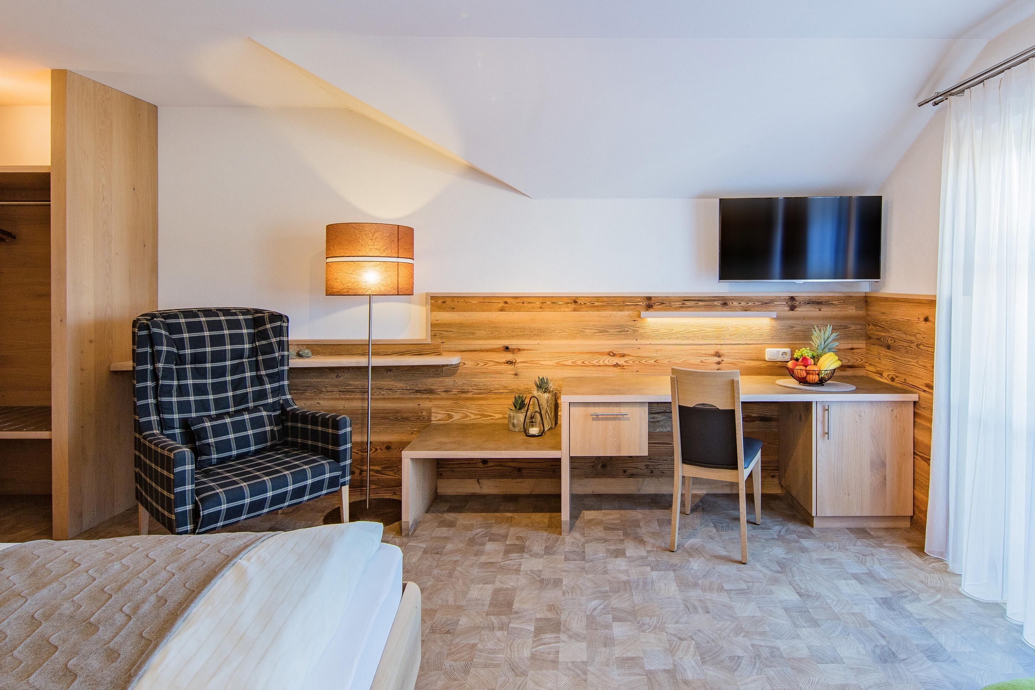 deluxe studio suite | in-room business centre