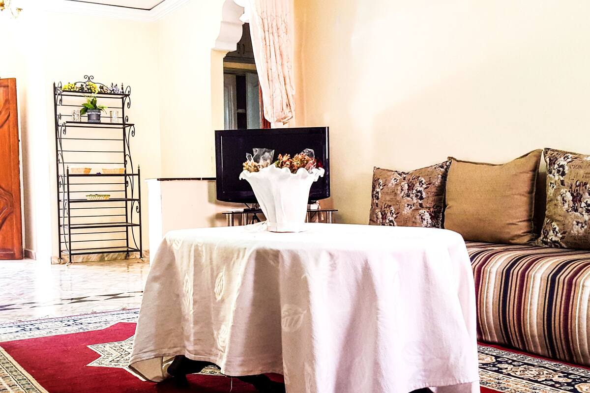 Apartamento familiar, varias habitaciones | Sala de estar | Una televisión de pantalla plana