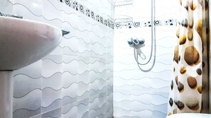 Apartament familiar, diversos dormitoris | Bany | Dutxa i tovalloles