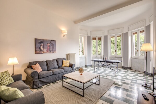 Apartamento conforto, 5 quartos (Salita Quintino Sella 7) | Área de estar | Smart TV 50 polegadas com canais digitais