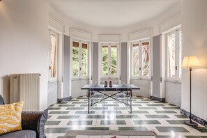 Área de estar no saguão