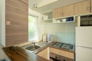 Comfort Mobile Home, 3 Bedrooms, Terrace (Laurier) | Private kitchenette | Fridge, microwave, coffee/tea maker, electric kettle - Camping Parc des Monges (Auribeau-sur-Siagne)